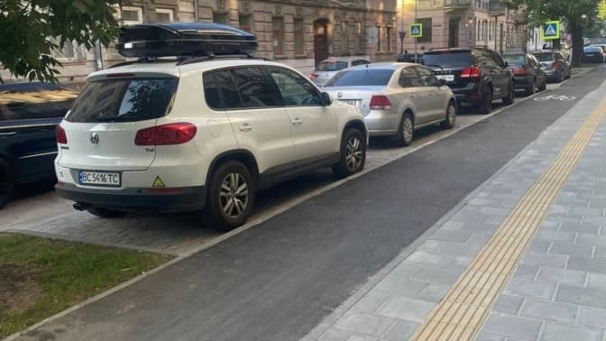 Облаштовані раніше велодоріжка та доступний тротуар на вул. Героїв УПА, ліворуч – припарковані авто/ ЛМР