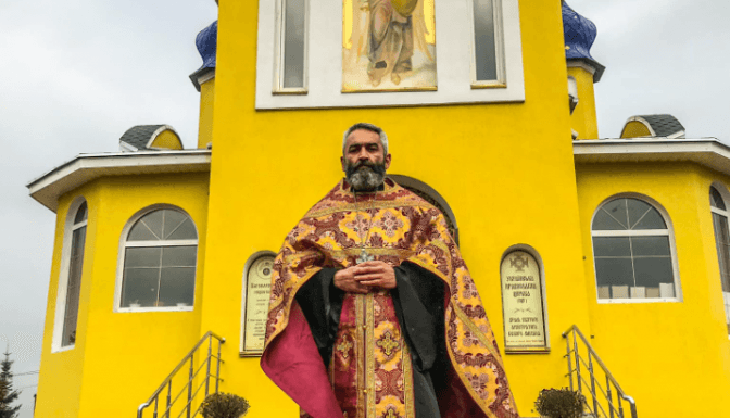 Соцмережі підірвав танець «священника» на тлі церкви на Київщині. Що це було