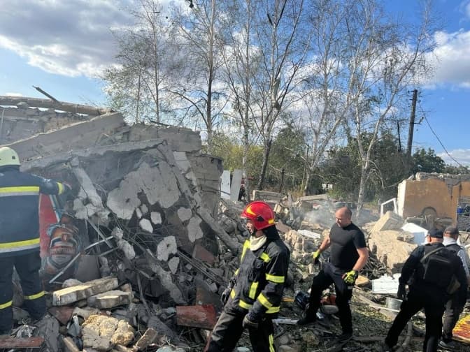 Росіяни обстріляли кафе і магазин на Харківщині. Загинуло 49 людей