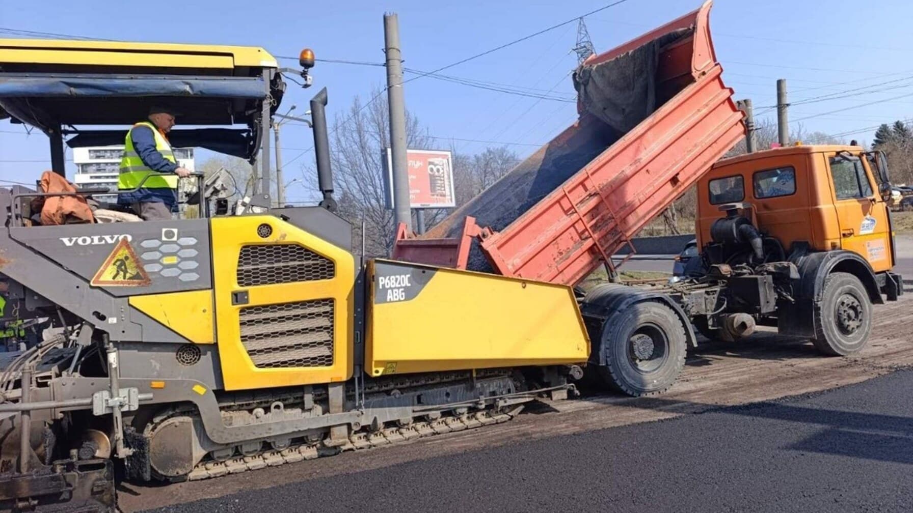 Фото укладання асфальту на дорозі/ ЛМР