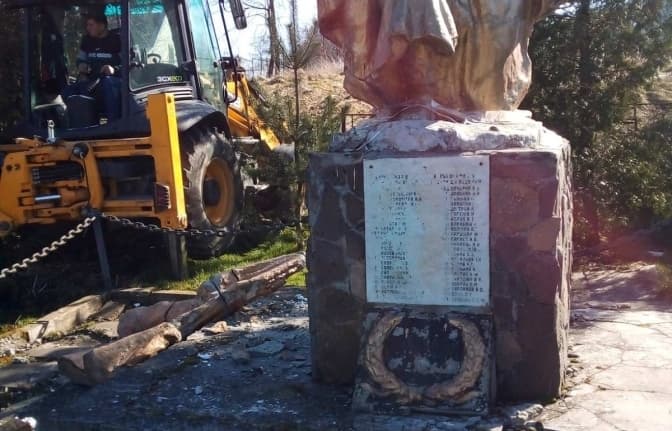 На Львівщині демонтували ще три пам'ятники радянським діячам