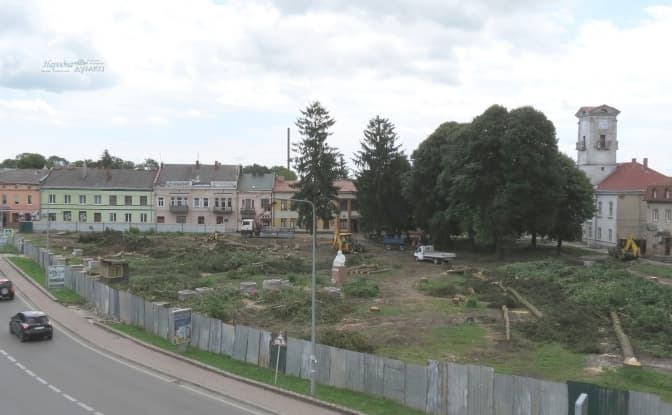 У місті на Львівщині вирізали центральний сквер із десятками дерев