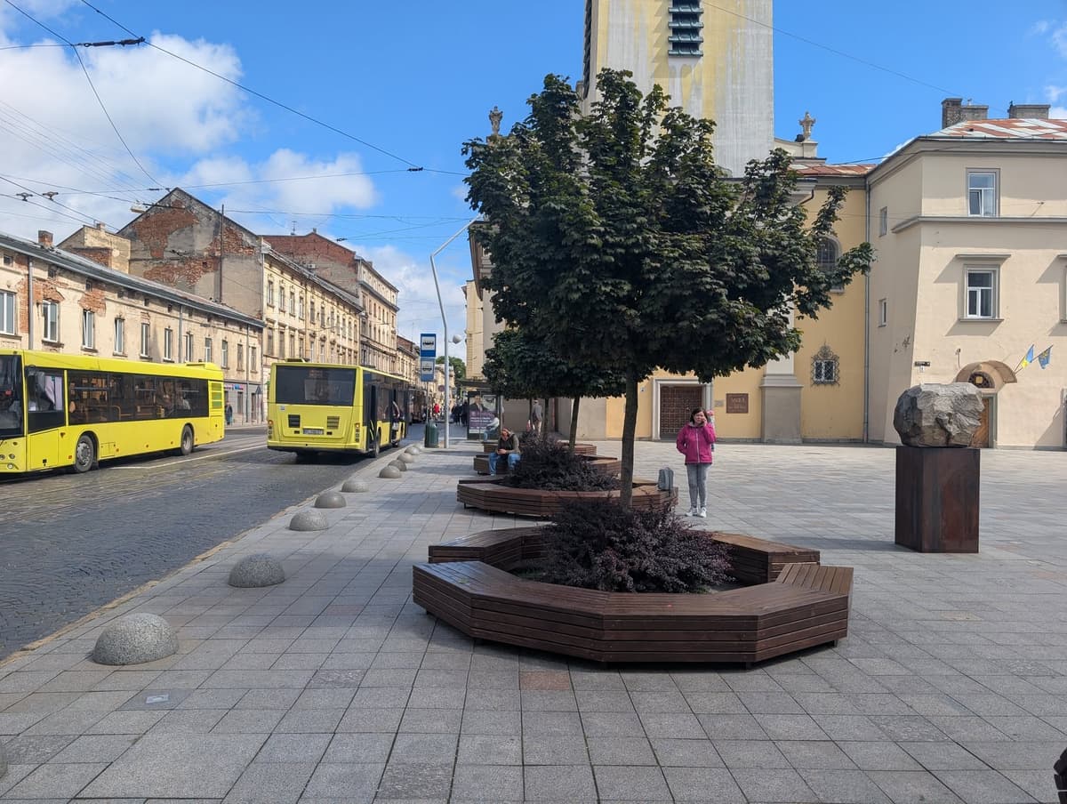 На площі в центрі Львова оновили меблі