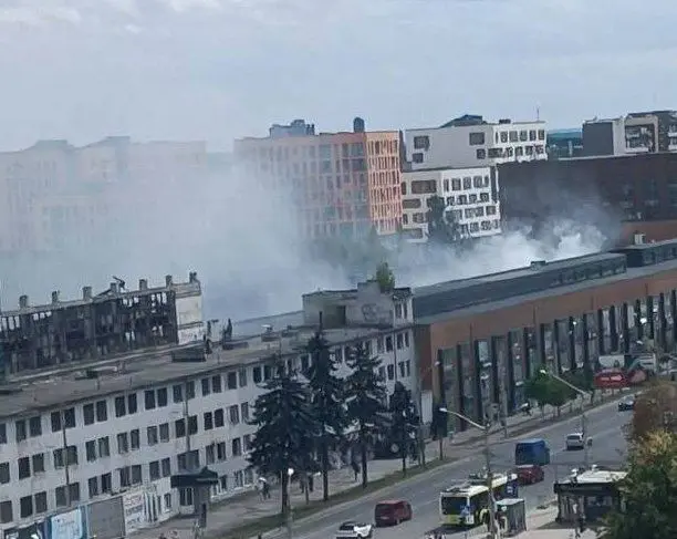 У Львові пожежа на території ЛАЗу: довкола затягнуло густим димом. Що відомо