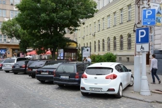 Кому треба платити за паркування на вихідні у Львові
