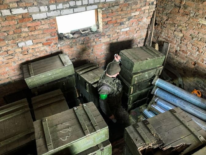 На Київщині знайшли російський склад з боєприпасами