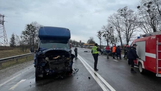 Унаслідок ДТП із загиблими на автодорозі Київ – Чоп ускладнений рух транспорту