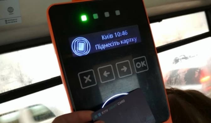 У Києві ввели оплату проїзду банківською карткою у громадському транспорті