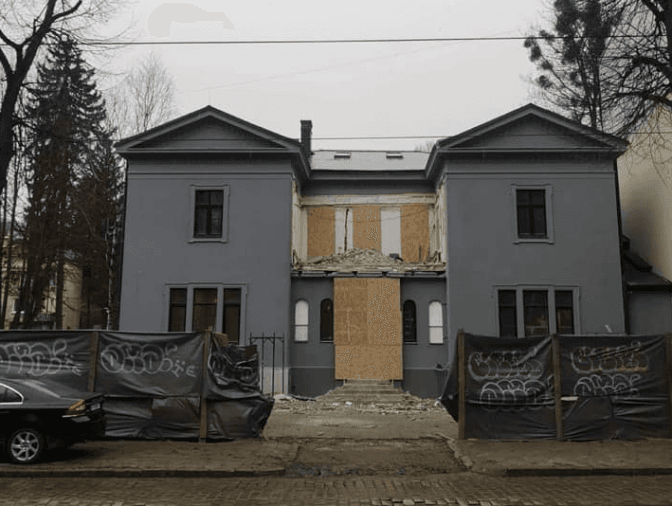 Скляну прибудову до вілли Бачевських у Львові демонтували. Фото дня
