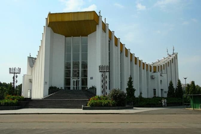 Вибухи у Києві пошкодили будівлю Центрального палацу одружень