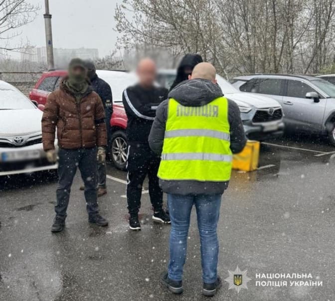 15 000 доларів за "бронь" від мобілізації. Поліція Києва викрила посадовця Конституційного суду
