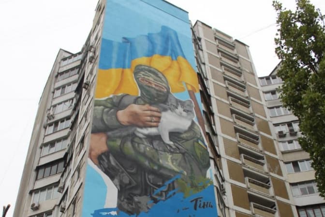 На Позняках з’явився 50-метровий мурал на честь загиблих добровольців