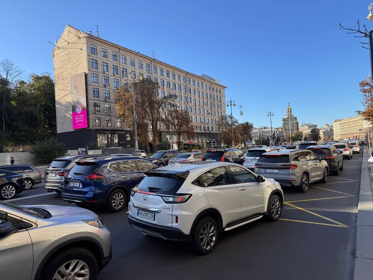Автомобілі зупинились під час хвилини мовчання у Києві / Фото: Денис Блощинський