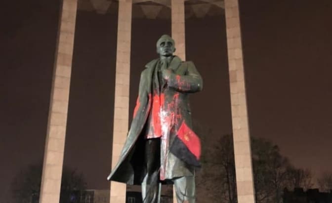 У Львові жінці винесли вирок за наругу над пам’ятником Бандері