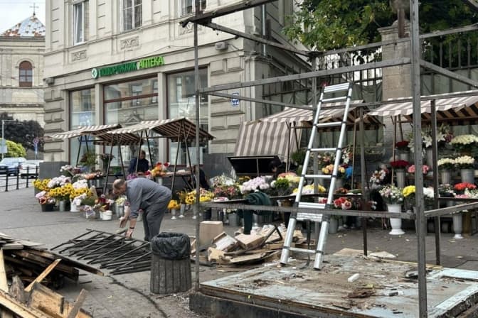 В центрі Львова, біля ТЦ і яток з квітами, демонтують ще два незаконних кіоски