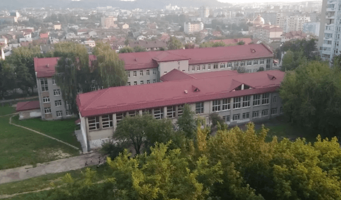 У Львові працівника школи, який ображав учнів, відсторонили від роботи