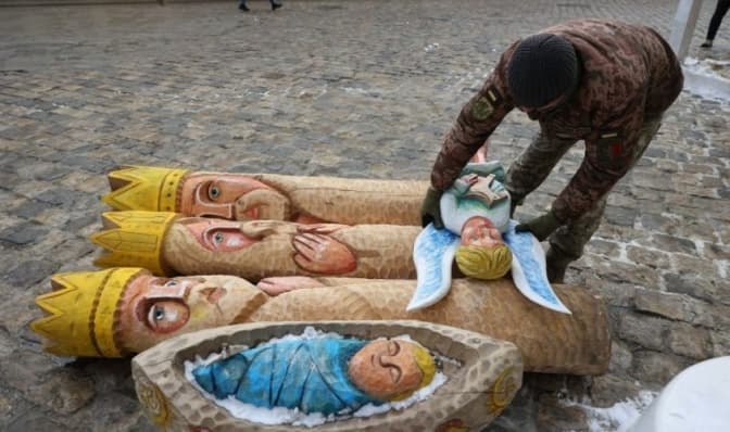 У Львові розбирають різдвяну шопку