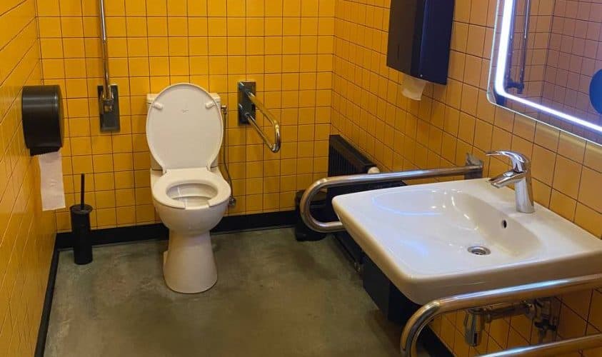У центрі Львова за кошти благодійника облаштують інклюзивну вбиральню