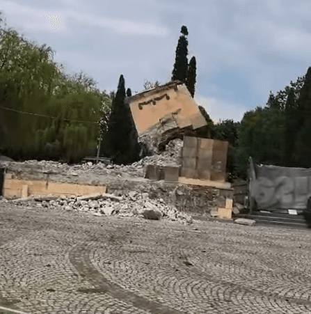 У Львові повалили колони на вході до «Пагорба слави». Відео