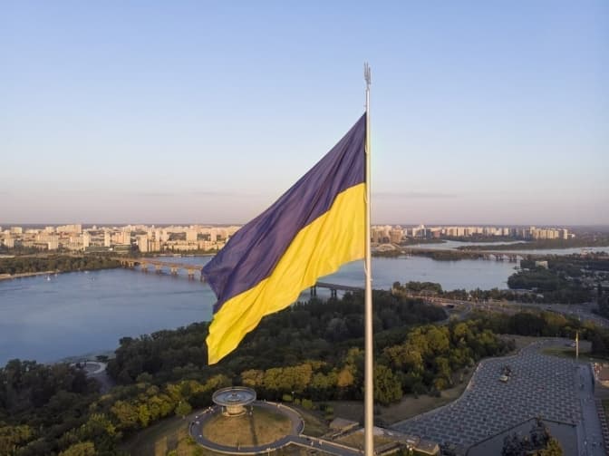 У Києві вітер пошкодив найбільший прапор України