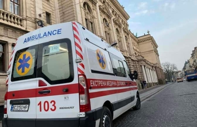 13 разів зупинялося серце у хворого дорогою до львівської лікарні