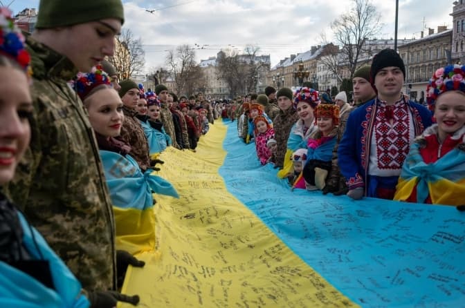 У Львові встановили рекорд України з розгортання найбільшого прапора з підписами військових