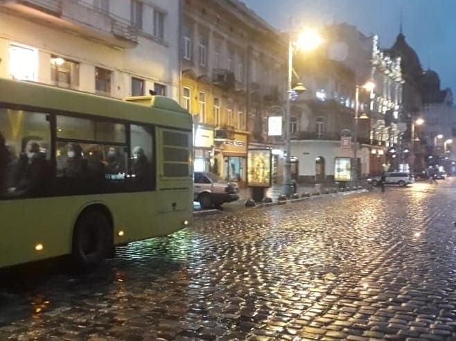 У центрі Львова водій маршрутки збив двох людей і поїхав з місця ДТП