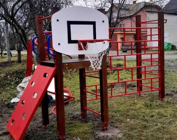 У селі біля Львова встановили два нові сучасні дитячі майданчики