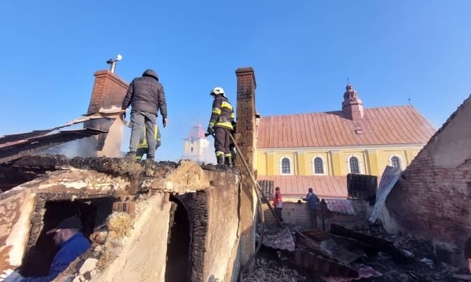 Стала відома ймовірна причина пожежі у парафіяльному домі у Рудках