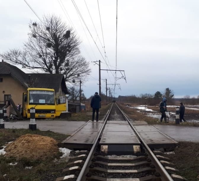 У Львові арештували водія, який, намагаючись проскочити залізничний переїзд, скоїв смертельну ДТП