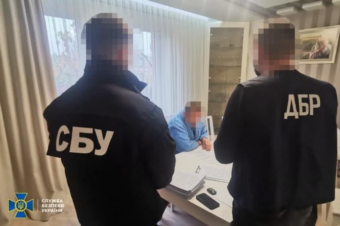 Митник із Львівщини організував безперешкодний виїзд за кордон для себе та знайомих