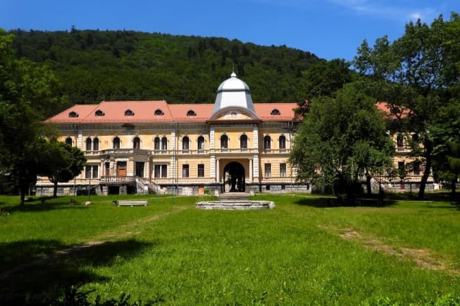 Палац Гредлів на Львівщині, який давно потребує реставрації, став доступнішим для відвідувачів