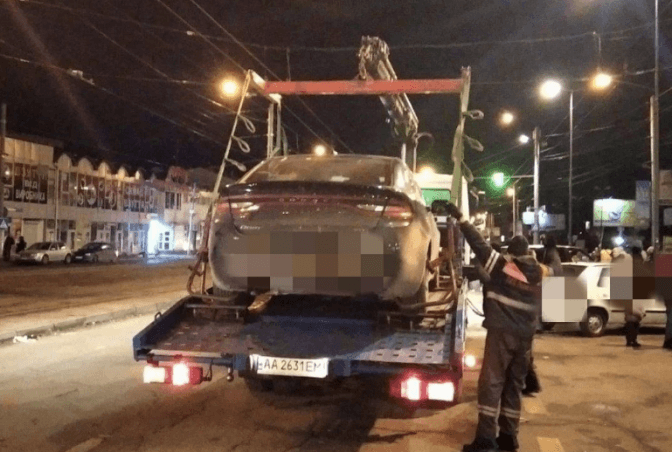 У Львові почали евакуйовувати покинуті авто біля залізничного вокзалу