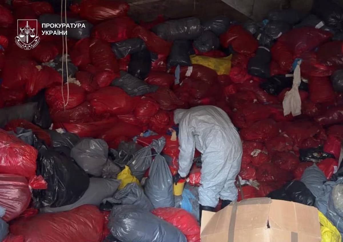 Звозили з усіх лікарень столиці: у Києві виявили склад, де роками накопичували небезпечні медичні відходи