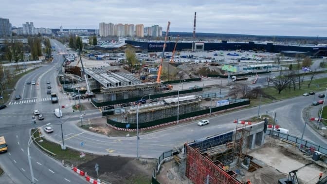 На будівництві розв'язки-конюшини на Оболоні монтують прогонові балки