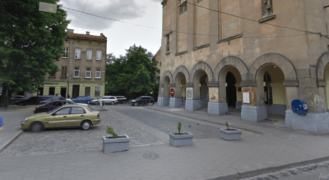 Перед ляльковим театром у Львові ліквідують парковку