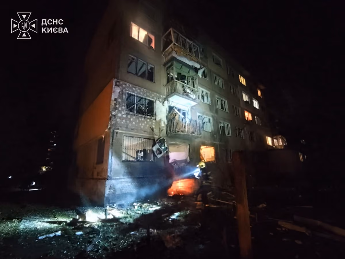Нічна атака на Київ: п'ятеро поранених, пошкоджені житлові будинки в Дніпровському районі