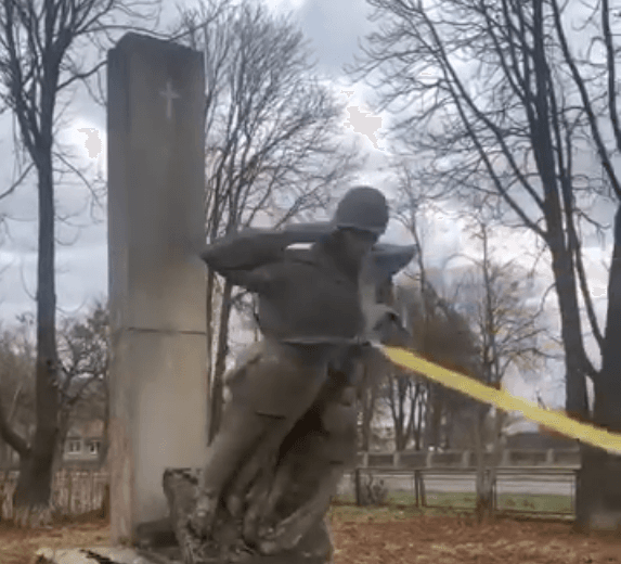 На Львівщині демонтували останні пам'ятники радянським солдатам
