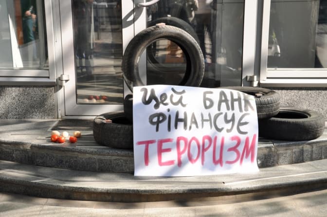 У Львові з яйцями та шинами пікетували «Сбербанк России»
