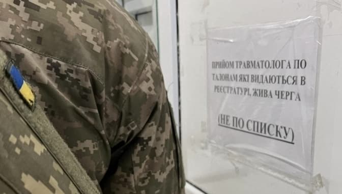 Раптово впав і отримав тілесні ушкодження. У лікарні під час проходження ВЛК помер 43-річний чоловік