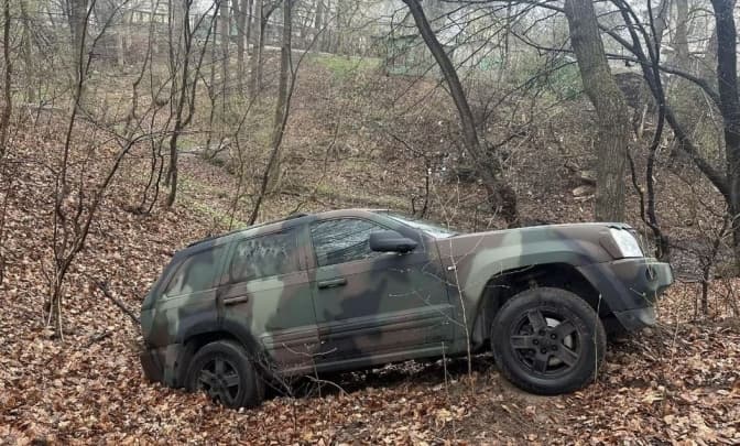 В одному із парків Львова знайшли покинуту автівку