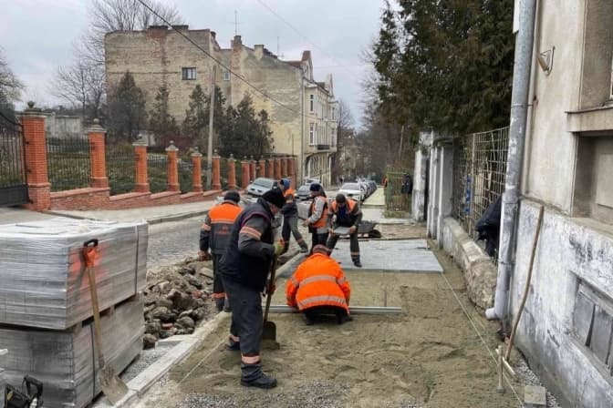 На Драгоманова у Львові ремонтують тротуар. Облаштують пониження та тактильну навігацію