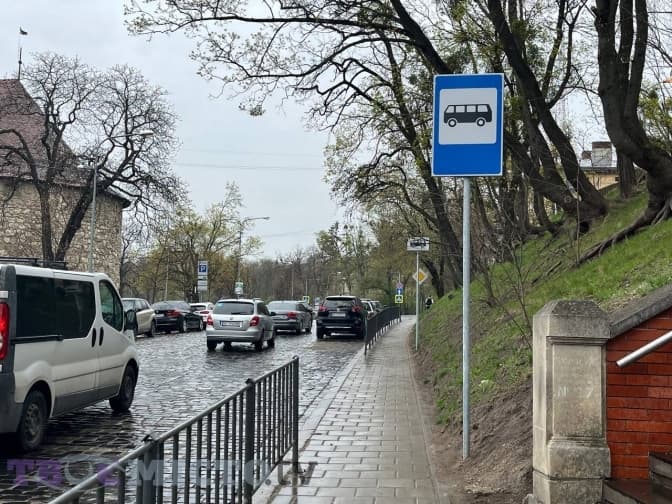 У Львові облаштували нову зупинку автобуса. Інспектори вже штрафують порушників