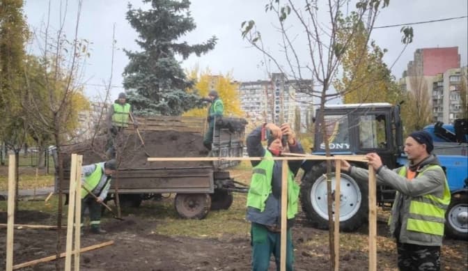 Парк «Деснянський» оновлюється: висадили декоративні яблуні