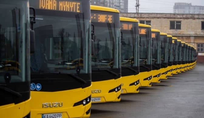 У Києві на маршрути вийшли нові трамваї та 20 турецьких автобусів