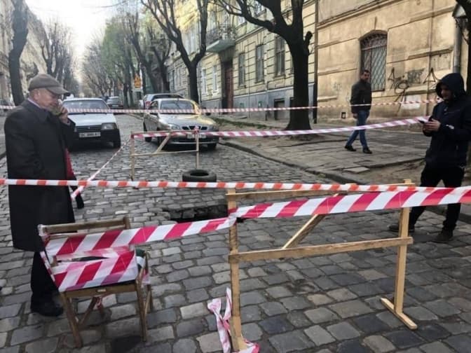На вулиці Олени Степанівни у Львові утворилось провалля. Рух авто обмежено