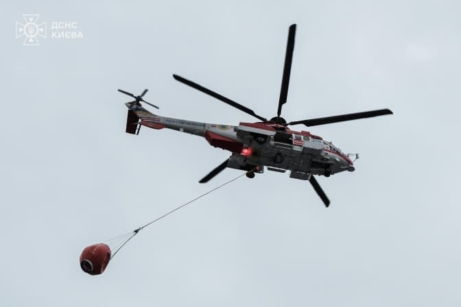 Ракетна атака на Київ: рятувальники залучили авіацію та безпілотники для гасіння пожеж