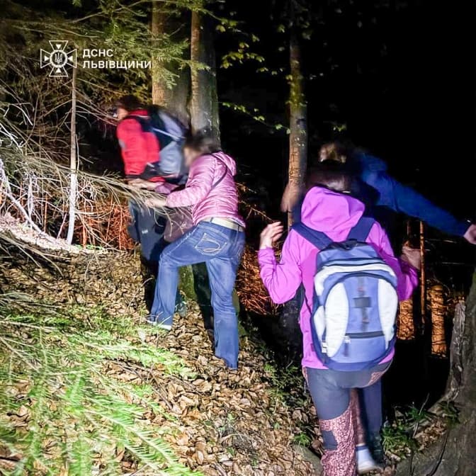 На Львівщині рятувальники знайшли трьох туристів, які заблукали в лісі