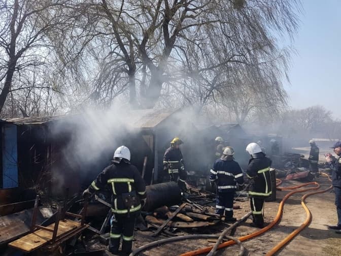 Через пожежу сухої трави біля Львова згоріли 9 будівель