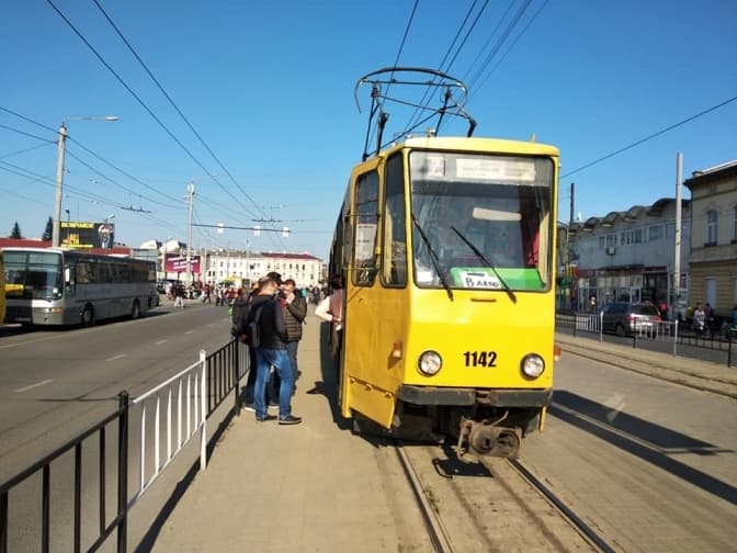 Біля приміського вокзалу заберуть частину дороги та облаштують тимчасові зупинки